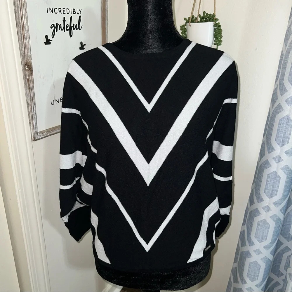 T TAHARI | Black & White Printed Sweater
